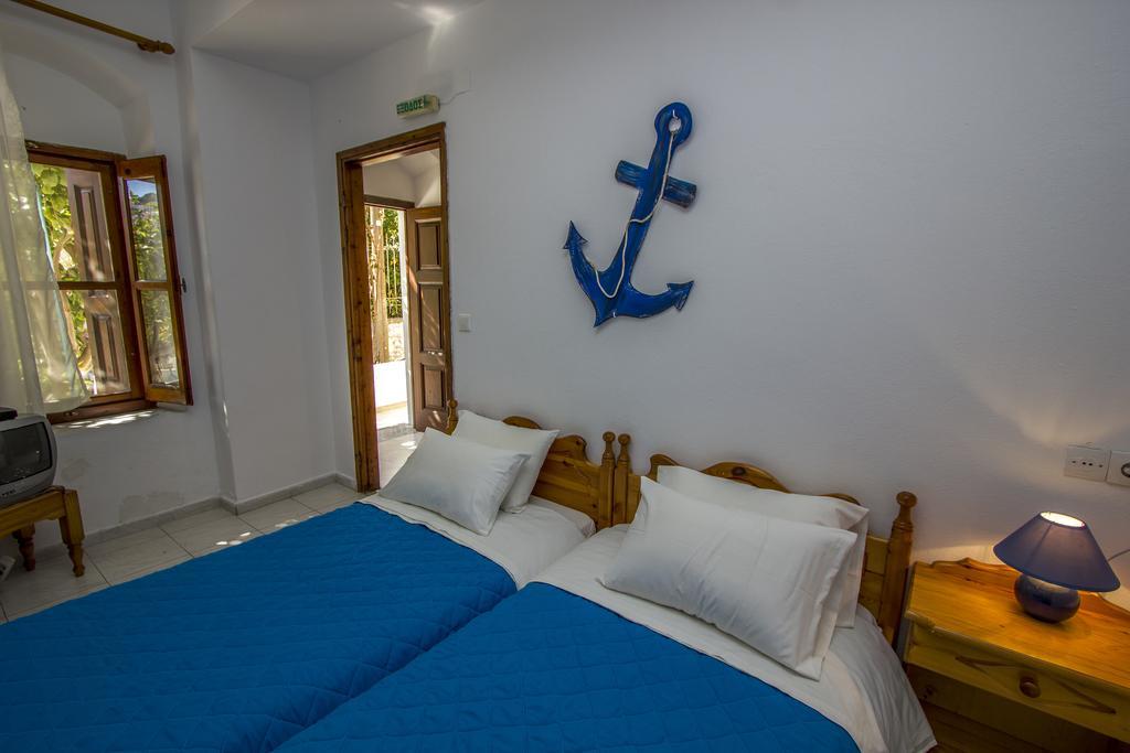 Symi Center Hotel Стая снимка